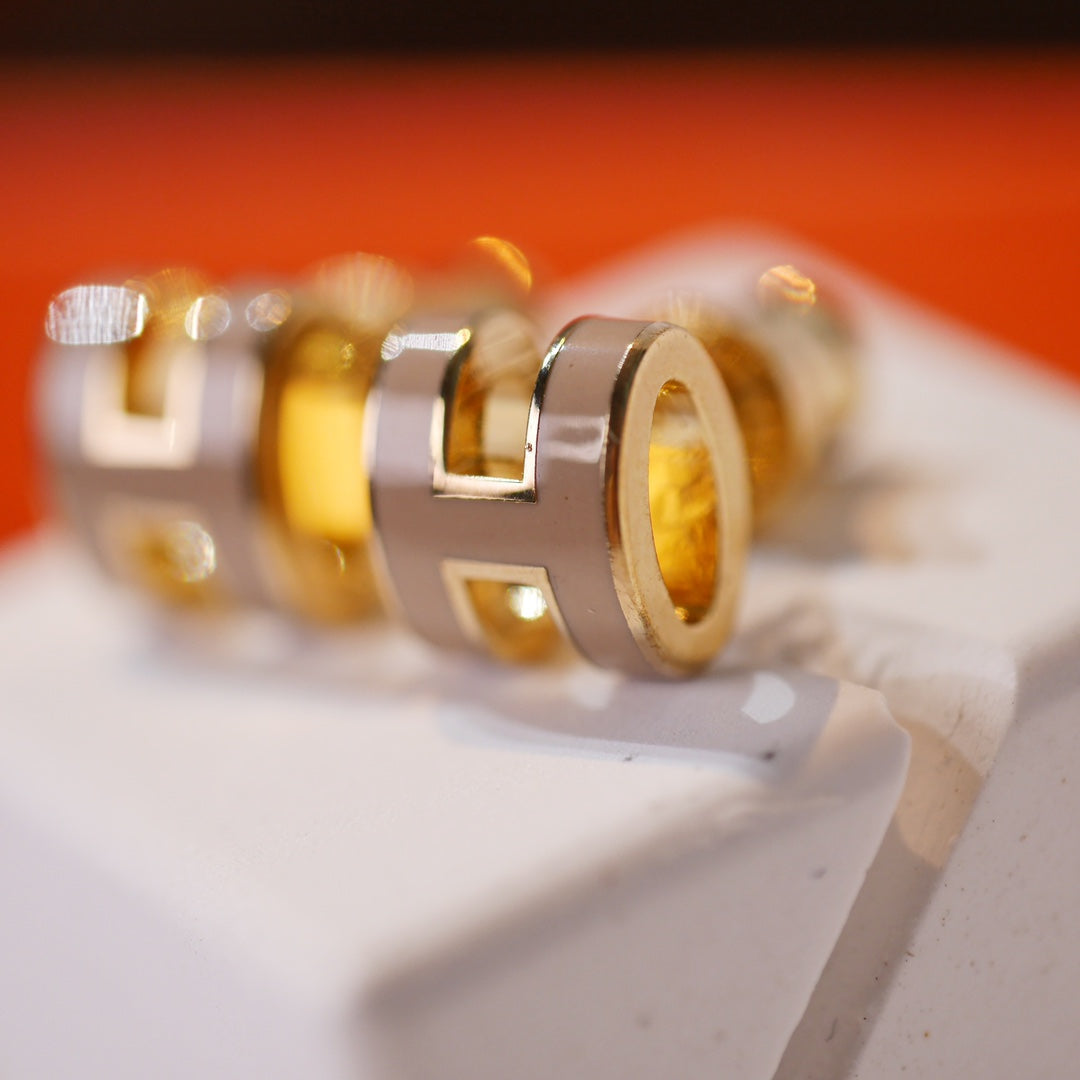 [Kincade Jewelrys]MINI POP H GOLD EARRINGS GREY