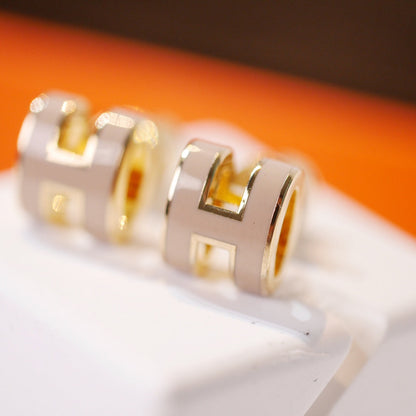 [Kincade Jewelrys]MINI POP H GOLD EARRINGS GREY