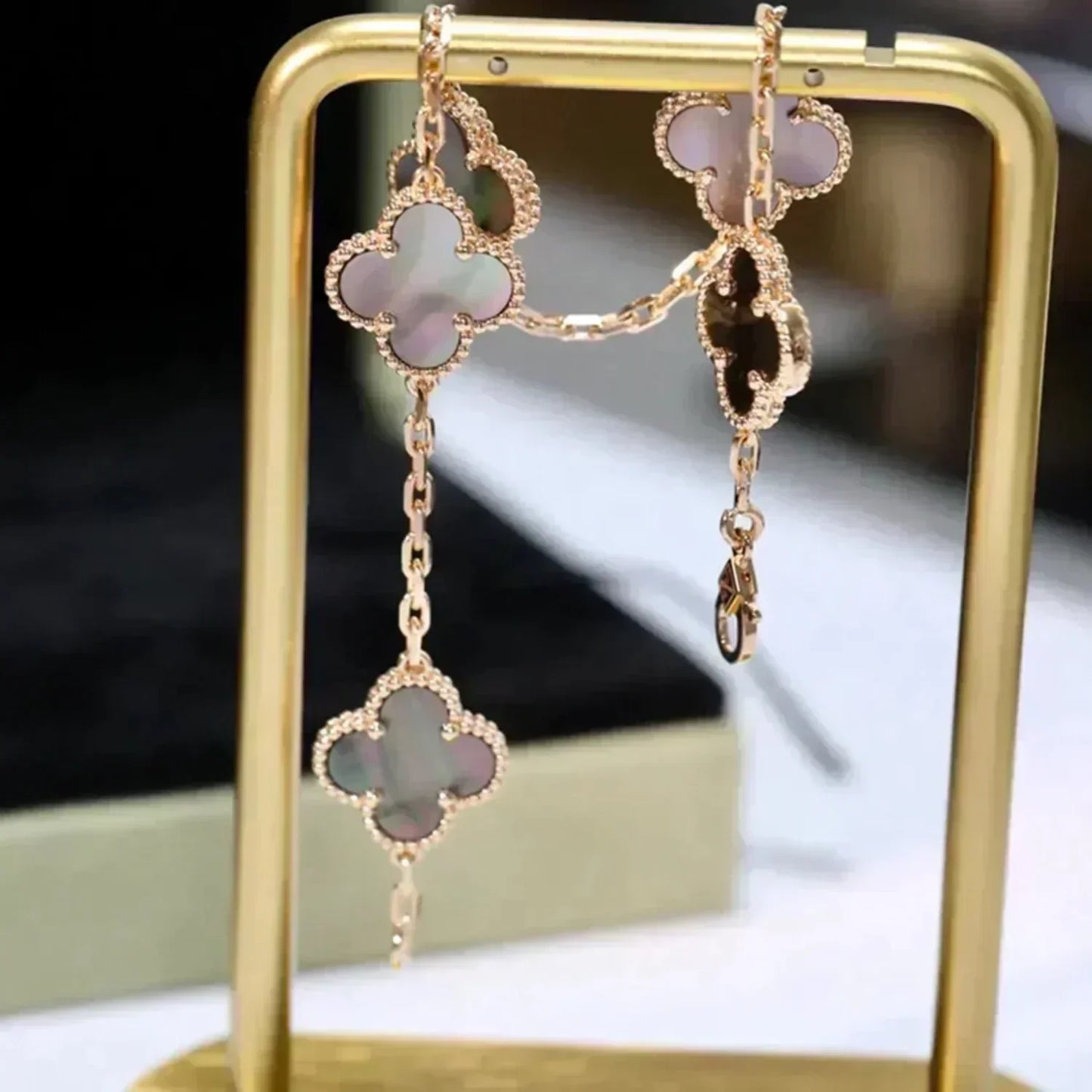 [Kincade Jewelrys]CLOVER 5 MOTIF GRAY MOP  BRACELET