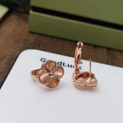 [Kincade Jewelrys]CLOVER MEDIUM STUD EARRINGS