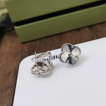 [Kincade Jewelrys]CLOVER MEDIUM STUD EARRINGS