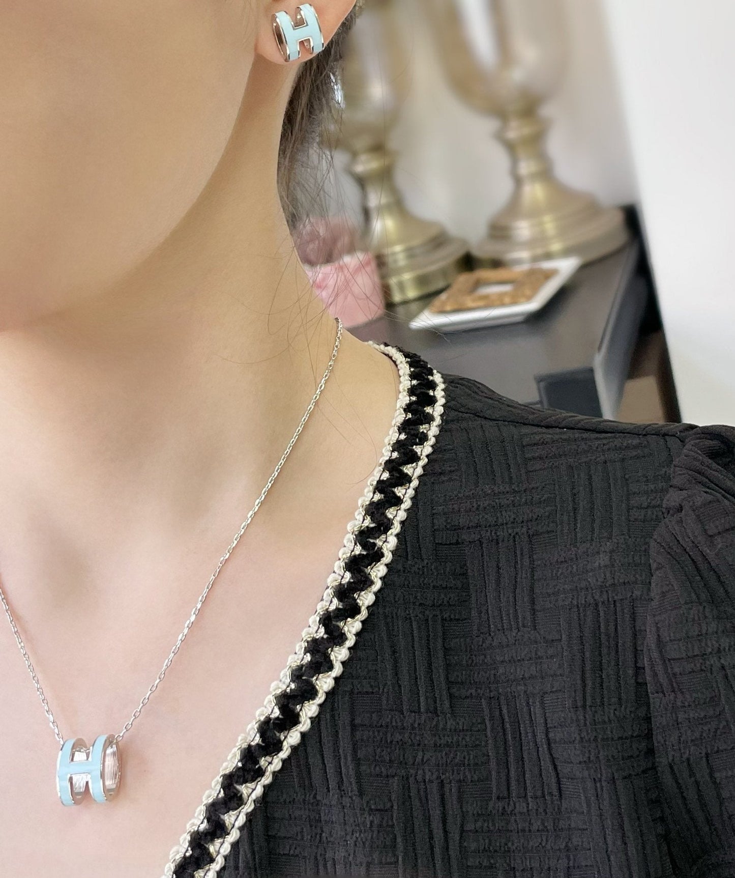 [Kincade Jewelrys]POP H SKY BLUE STUD EARRINGS