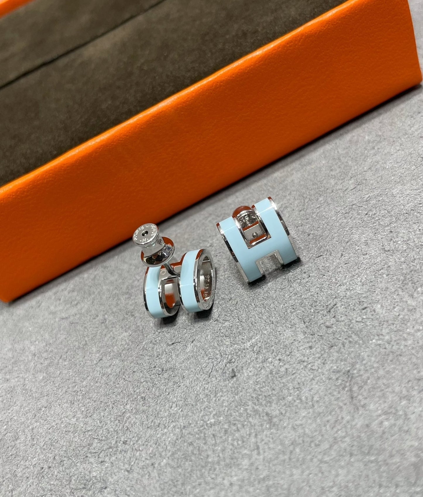 [Kincade Jewelrys]POP H SKY BLUE STUD EARRINGS