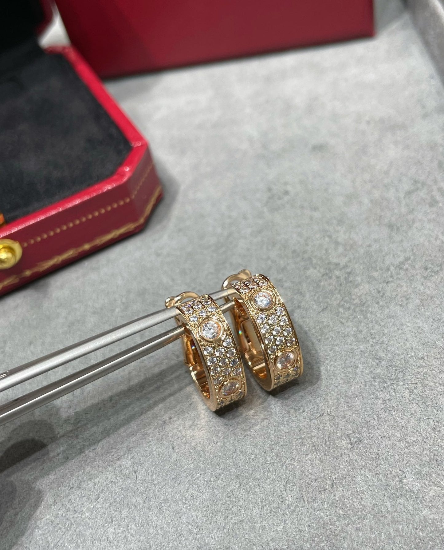 [Kincade Jewelrys]LOVE 5.5MM DIAMOND PAVED EARRINGS