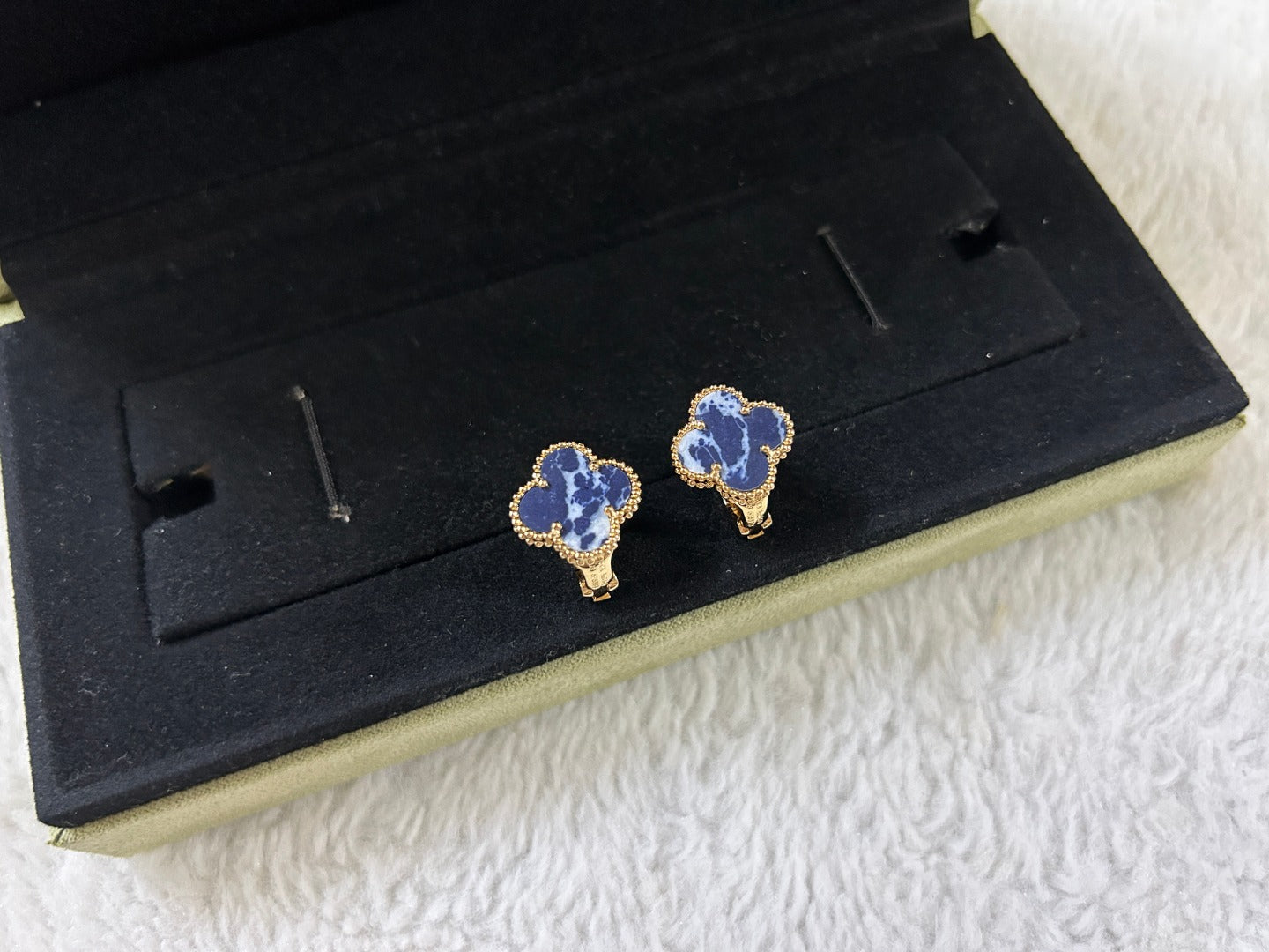 [Kincade Jewelrys]CLOVER PIETERSITE MEDIUM STUD EARRINGS