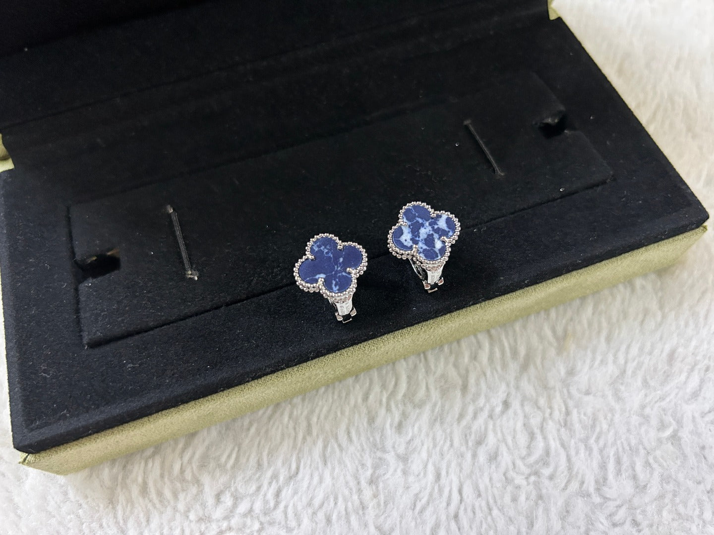 [Kincade Jewelrys]CLOVER PIETERSITE MEDIUM STUD EARRINGS