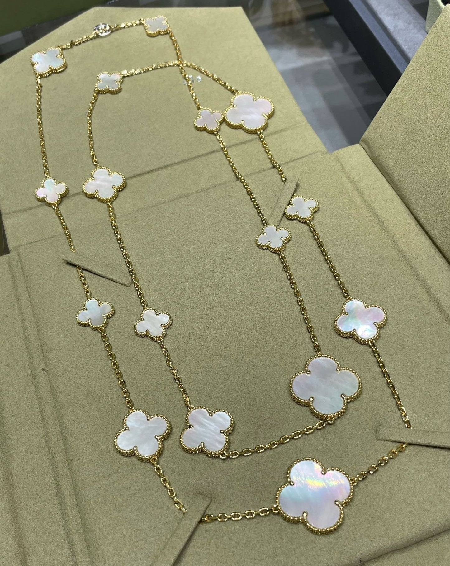 [Kincade Jewelrys]CLOVER 16 MOTIF WHITE MOP GOLD NECKLACE