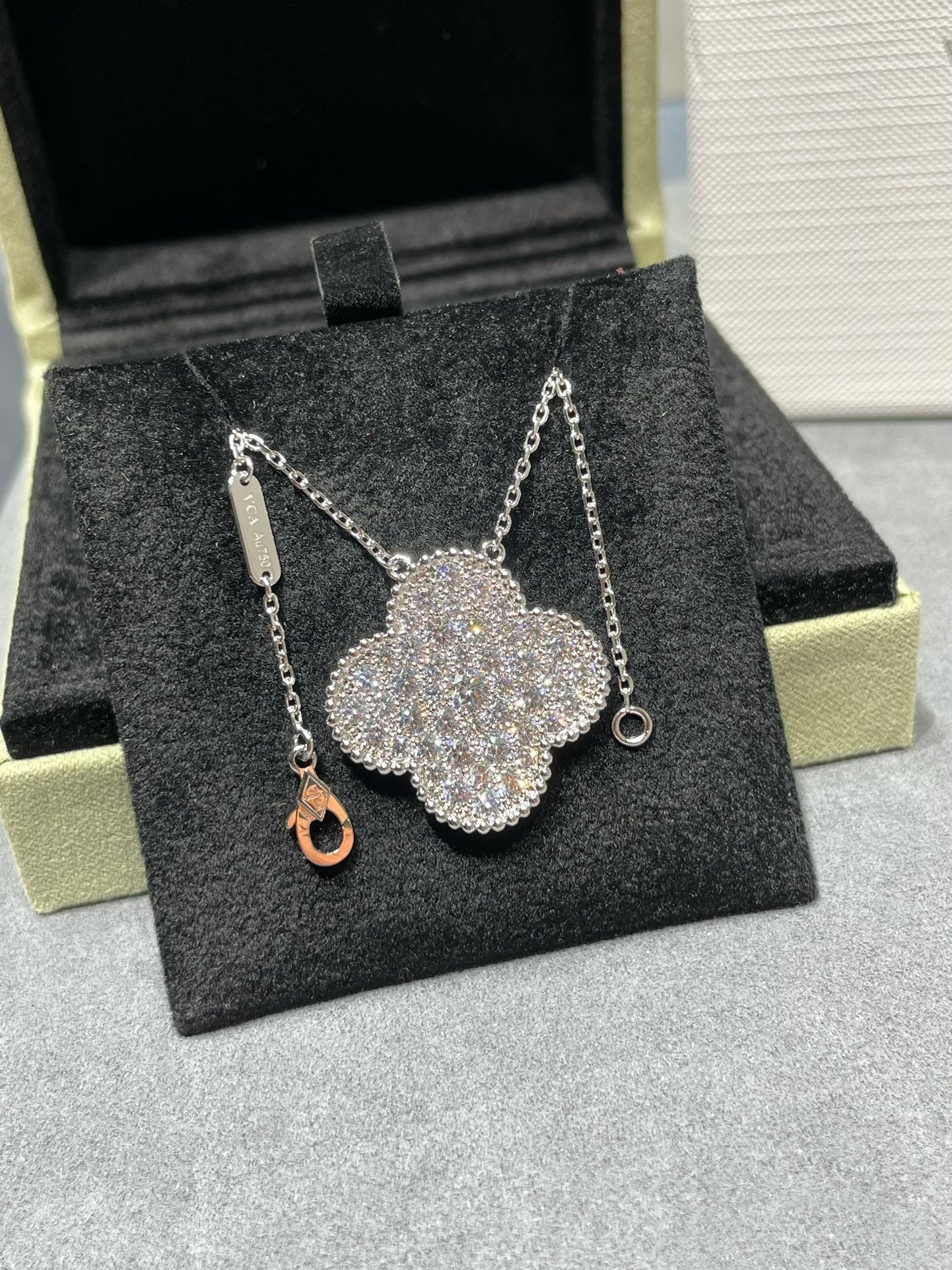 [Kincade Jewelrys]CLOVER 25MM LARGE PENDANT DIAMOND PAVED SILVER NECKLACE
