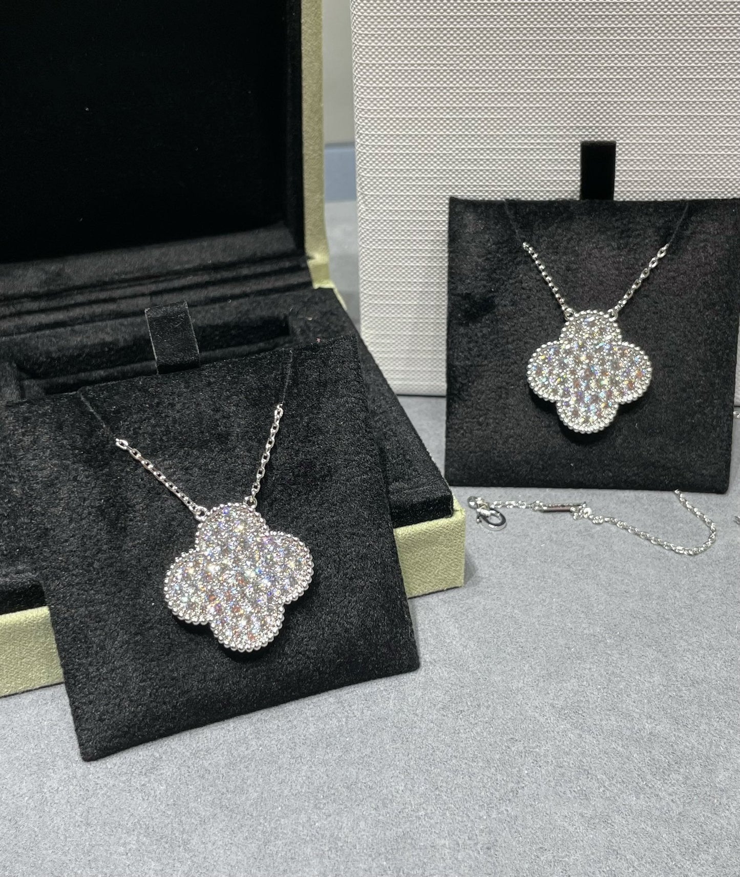 [Kincade Jewelrys]CLOVER 25MM LARGE PENDANT DIAMOND PAVED SILVER NECKLACE