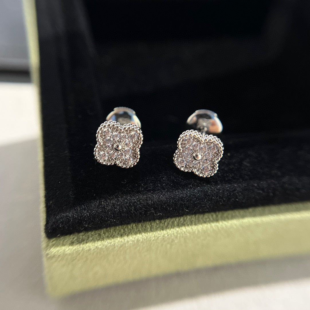 [Kincade Jewelrys]CLOVER MINI DIAMOND STUD EARRINGS