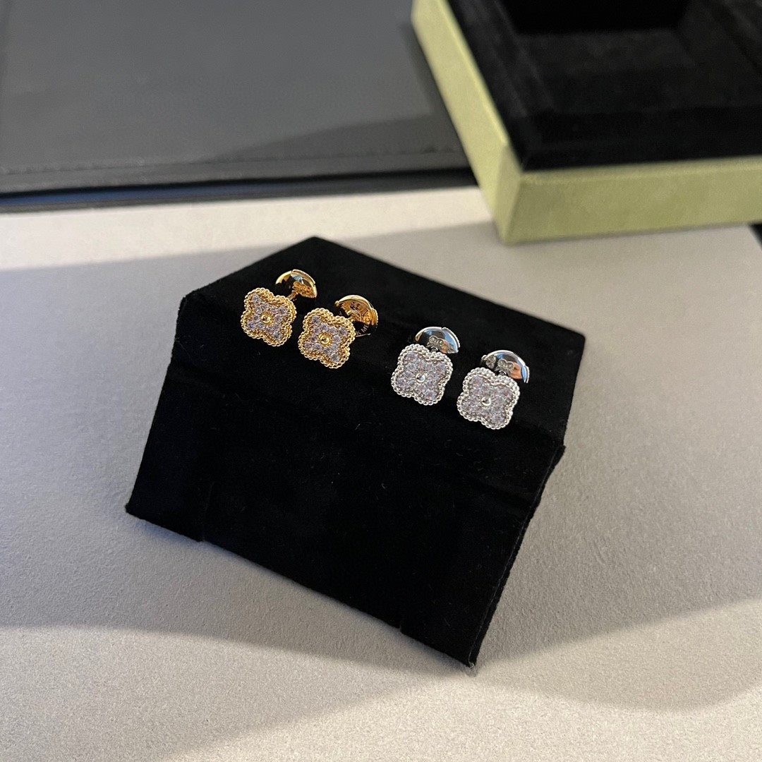 [Kincade Jewelrys]CLOVER MINI DIAMOND STUD EARRINGS